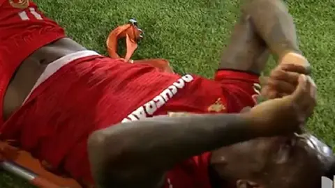 ¡Desgarrador! Helinho terminó con brutal herida tras entrada violenta de Lichnovsky