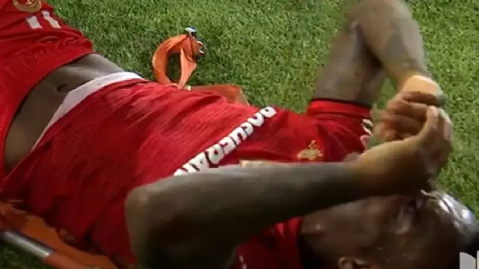¡Desgarrador! Helinho terminó con brutal herida tras entrada violenta de Lichnovsky