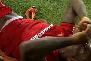 ¡Desgarrador! Helinho terminó con brutal herida tras entrada violenta de Lichnovsky