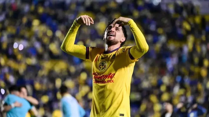Diego Valdés se lesiona y afición de Vélez explota: "Que lo regresen a México"