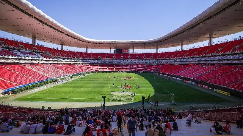 Estadio Akron estará para el debut de Chivas en casa asegura el “Señor de las canchas”