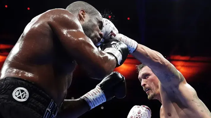 ¡Brutal! Oleksandr Usyk noqueó a Daniel Dubois para retener sus títulos mundiales pesados