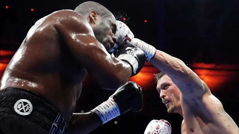 ¡Brutal! Oleksandr Usyk noqueó a Daniel Dubois para retener sus títulos mundiales pesados