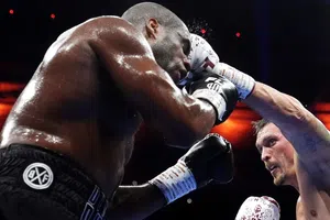 ¡Brutal! Oleksandr Usyk noqueó a Daniel Dubois para retener sus títulos mundiales pesados
