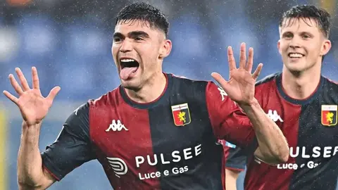 Johan Vásquez es pretendido por la Roma; el central mexicano podría salir del Genoa