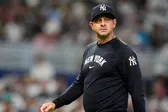 ¡Al pie del cañón! Aaron Boone se mantiene firme tras mal momento de Yankees