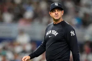 ¡Al pie del cañón! Aaron Boone se mantiene firme tras mal momento de Yankees