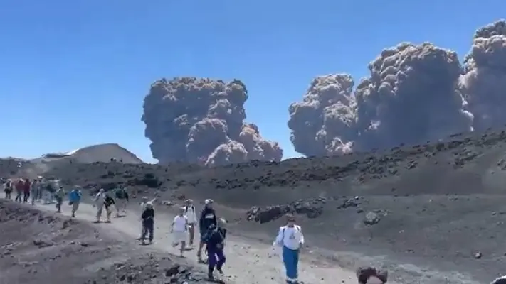 VIDEO: Monte Etna hace erupción frente a turistas