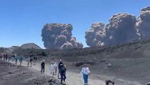 VIDEO: Monte Etna hace erupción frente a turistas