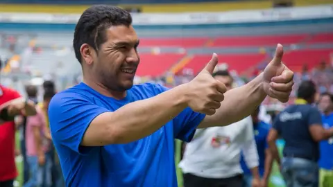 Paul Aguilar y Salvador Cabañas recibieron homenaje con América