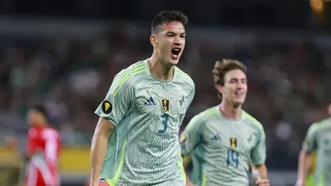 César Montes festeja su doblete ante Surinam: 'Que vengan más goles'