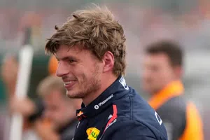 ¡Un león en Silverstone! Con vuelta perfecta, Verstappen se queda con la pole en Gran Bretaña
