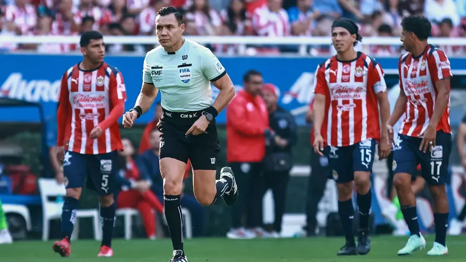 ¡Racha polémica! Chivas protagoniza cuatro penales consecutivos en contra en el Apertura 2025