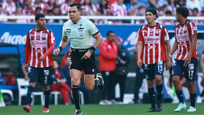 ¡Racha polémica! Chivas protagoniza cuatro penales consecutivos en contra en el Apertura 2025