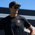 Tom Brady aparece en el entrenamiento de Las Vegas Raiders