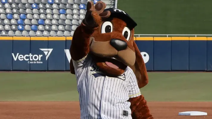 Alberto El Patrón hace de las suyas y agrede a mascota de los Sultanes de Monterrey