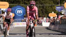 ¡Cara en alto! Isaac del Toro pierde la Maglia Rosa y se le escapa El Giro de Italia