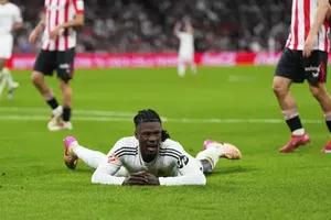 ¡Sabe bailar! Camavinga imita a Dean Huijsen en trend viral