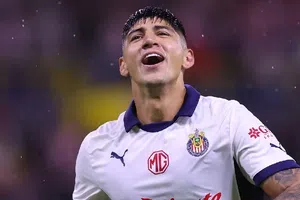 Chivas mantiene el invicto con goleada a Leones Negros en el Estadio Jalisco