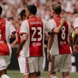 Ajax causa polémica al despedir a siete jugadores… ¡por WhatsApp!