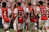 Ajax causa polémica al despedir a siete jugadores… ¡por WhatsApp!