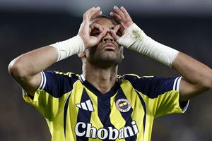 ¡Extrañan a Santi! Feyenoord quedó fuera de Champions tras perder contra el Fenerbahce