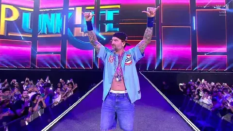¡Word life! CM Punk recreó a Dr. Thuganomics, icónico personaje de John Cena