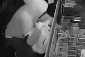 Hombre roba cartas Pokémon valuadas en más de 100 mil dólares en solo 30 segundos