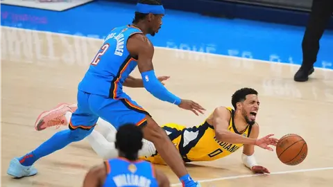 Tyrese Haliburton consoló a sus compañeros tras perder las Finales de la NBA
