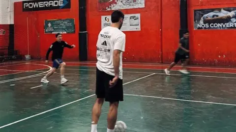Santiago Giménez "le falta al respeto" a su papá en una cascarita durante sus vacaciones