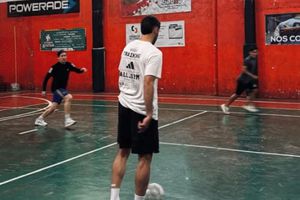 Santiago Giménez "le falta al respeto" a su papá en una cascarita durante sus vacaciones