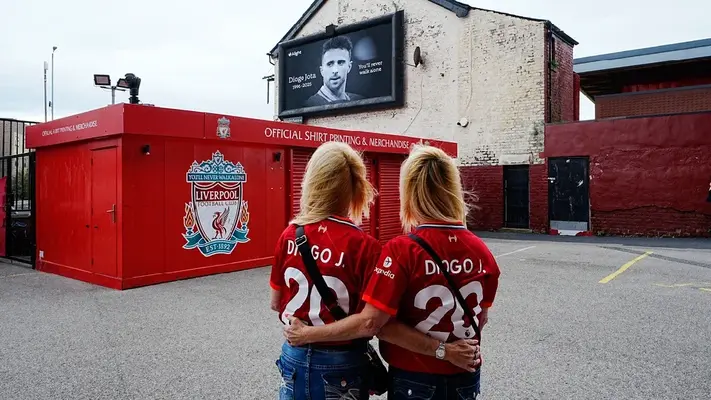 El equipo de Liverpool llega al funeral de Diogo Jota
