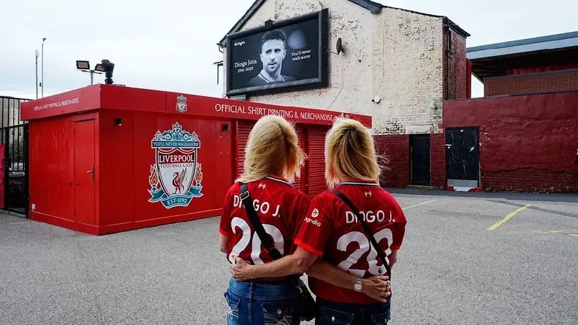 El equipo de Liverpool llega al funeral de Diogo Jota