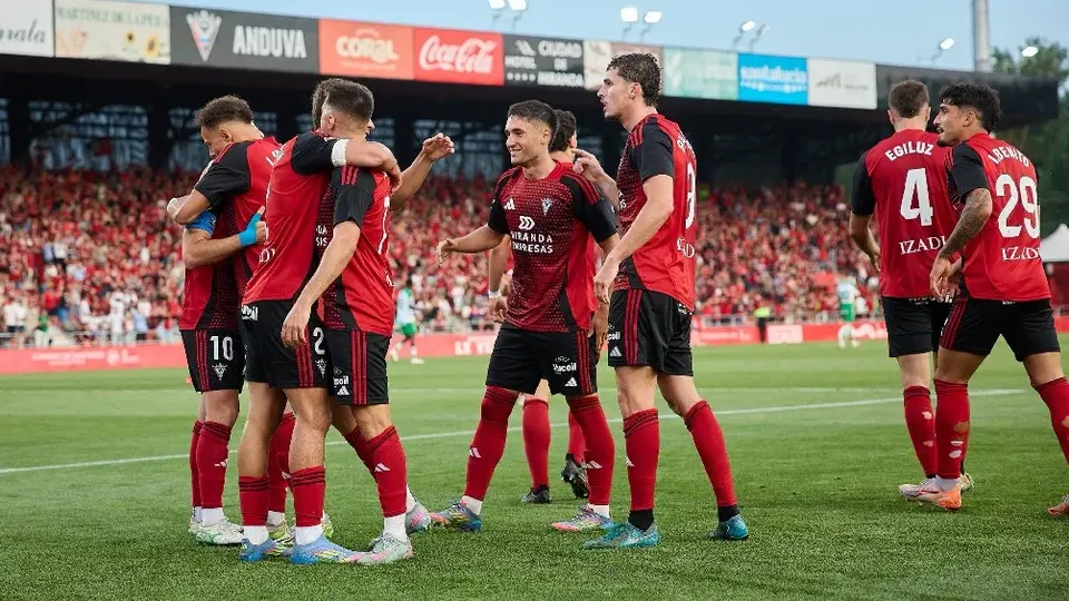 Mirandés aplasta al Racing y se pone a un paso de la primera división española