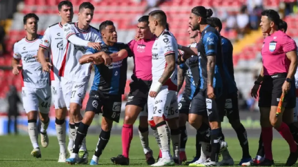 ¡Tenso momento! Querétaro y Atlas protagonizan conato de bronca en la Corregidora