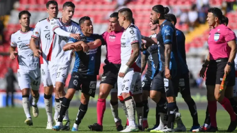 ¡Tenso momento! Querétaro y Atlas protagonizan conato de bronca en la Corregidora