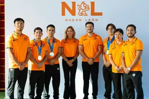 Reconoce gobierno de Nuevo León a clavadistas medallistas en el Mundial de Singapur 2025