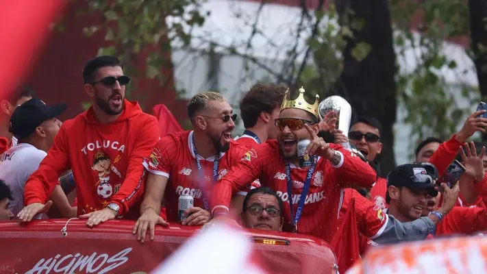 Jugadores de Toluca festejan con 'beso grupal' el campeonato