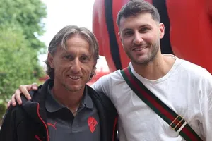 Santiago Giménez regresa con AC Milan y reporta junto con Luka Modric