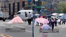 Quinceañera aprovecha manifestación para tomarse fotos en Eje Central con Bellas Artes de fondo
