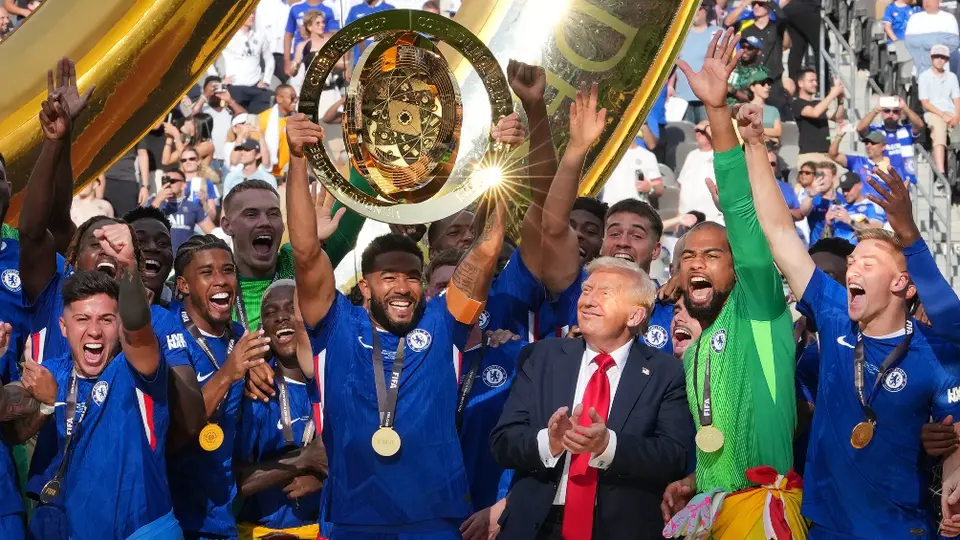 ¿Chelsea eliminó a Donald Trump de su foto de campeones del mundo?