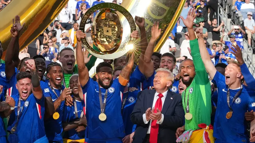 ¿Chelsea eliminó a Donald Trump de su foto de campeones del mundo?