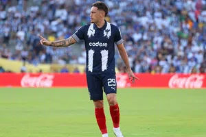 Lucas Ocampos dio un increíble regalo a un fan especial