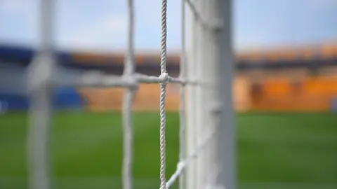 ¡Tras las rejas! Aficionados que protagonizaron pelea en el Tigres vs América fueron detenidos