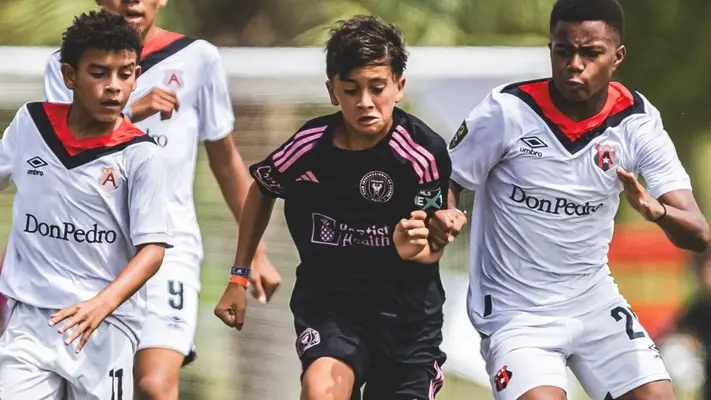 Thiago Messi brilla en torneo que ganó su papá hace 22 años