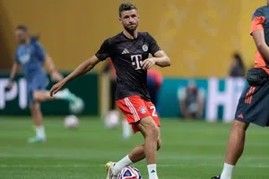 Thomas Müller vuelve a entrenar con Bayern Múnich mientras evalúa su futuro