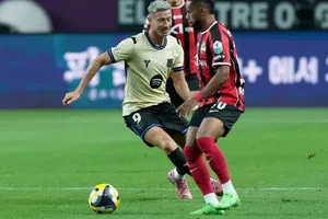 ¿Pretemporada con polémica? Barcelona anota gol con 'ayuda' del árbitro