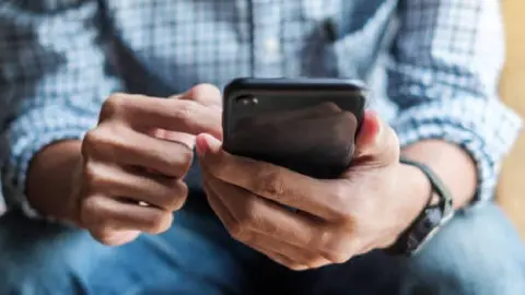 Apps comunitarias alertan sobre redadas de ICE: qué son y cómo funcionan