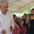 Reaparece López Obrador: Vota en Palenque con todo y acordeón electoral