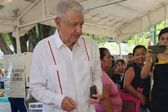 Reaparece López Obrador: Vota en Palenque con todo y acordeón electoral